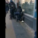 La vidéo du policier qui frappe un homme au sol pendant la manifestation déclenche une enquête