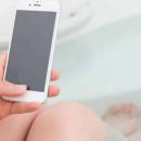 Elle meurt dans son bain, électrocutée par son téléphone