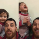 Ce père syrien fait rire sa fille face aux bombes VIDEO