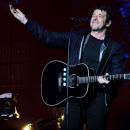 Patrick Bruel reporte ses concerts du mois de mai ! [VIDÉO]