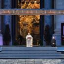 La Pape François célèbre sa messe, seul, sur la place Saint-Pierre (Vatican)