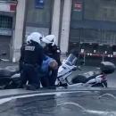 Une personne âgée interpellée sur la Grand'Place de Lille par trois policiers [VIDÉO]