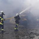 Bourbourg :  2000m2 contenant des engins de travaux publics, stock de pelées et bouteilles de gaz sont menacés par les flammes.