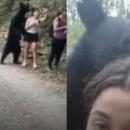 Une femme prend un selfie dans un sentier de randonnée avec un ours. [VIDÉO]