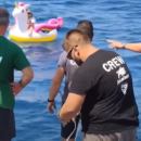 VIDÉO : Une fillette emportée sur sa bouée par les courants et le vent a été sauvée au large de la Grèce par un ferry.