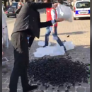 La Chicorée a déposé ses moules invendues devant la préfecture, pour protester contre la fermeture à minuit des restaurants [VIDÉO]