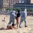 Non-respect de quarantaine : Une surfeuse arrêtée par la police basque, en combinaison de cosmonaute. [VIDÉO]