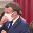 Coronavirus : L'image d'Emmanuel Macron qui s'étouffe avec un masque fait le tour de la toile. [VIDÉO]