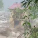 Une maison avec 2 personnes âgées à l'intérieur emportée par les eaux pendant la tempête Alex