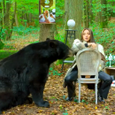 La chanteuse Wejdene tourne avec un ours dans son nouveau clip