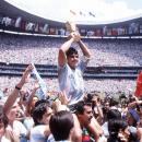 Le cortège, impressionnant, autour du corps de Maradona