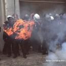 Paris : Plusieurs voitures brûlées, barricades en feu, magasins saccagés.