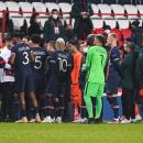 Une inscription "No To Racism" sur les maillots des joueurs et des arbitres pour l'échauffement de PSG - Basaksehir