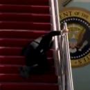 Joe Biden chute trois fois en montant dans son avion [VIDÉO]