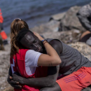 Une bénévole de la Croix-Rouge insultée et menacée après avoir été filmée en train de réconforter un migrant sénégalais