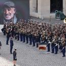 Les français se sont recueillis, cette nuit, sur la tombe de Bébel