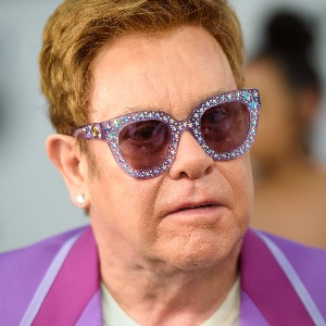 Elton John stoppe sa tournée pour se faire opérer