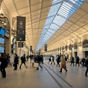 Gare Saint-Lazare à Paris : La sûreté ferroviaire ouvre le feu sur un homme qui brandissait un couteau aux cris de "Allahu Akbar"