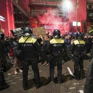 ROTTERDAM : La police tire à balles réelles face à une émeute contre le confinement