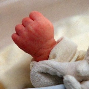 Un bébé de 2 ans est mort - Son père est en garde à vue