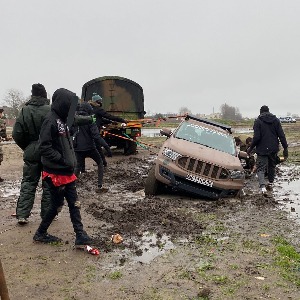 Calais : Après drifts et pointes de vitesse, un véhicule de l'armée s'embourbe