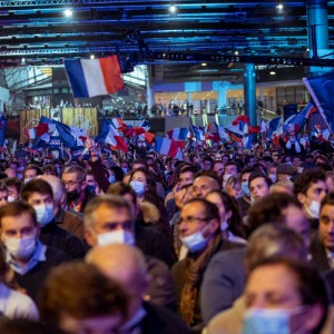 Les limitations de capacité des salles ne concernent pas les meetings politiques ni l'exercice du culte.