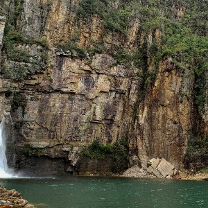 BRESIL: 7 personnes sont mortes et 32 ont été blessées par la chute d’un morceau de falaise sur des bateaux de touristes à Capitólio