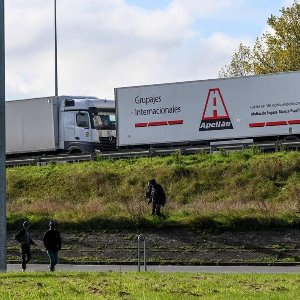 Plusieurs migrants découverts dans un camion frigorifique