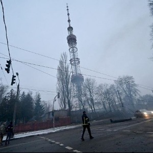 Cinq personnes tuées et cinq blessées dans une frappe russe contre la tour de télévision à Kiev