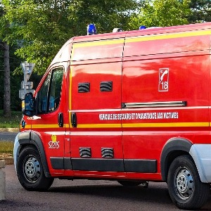 Une fillette meurt à l'école après une chute