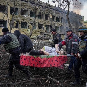 La femme enceinte évacuée sur une civière après le bombardement de la maternité de Marioupol et son bébé sont décédés