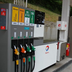 18 cts pour le carburant le 1er avril mais il faudra attendre au moins 3 semaines pour voir la baisse de prix