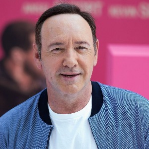 L'acteur américain Kevin Spacey a été inculpé de quatre agressions sexuelles contre trois hommes