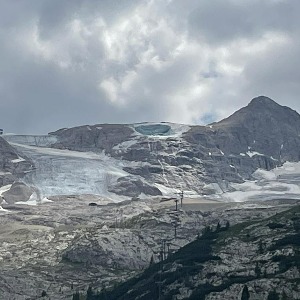 Un glacier s'est effondré dans les Alpes italiennes, faisant au moins cinq morts  VIDEO