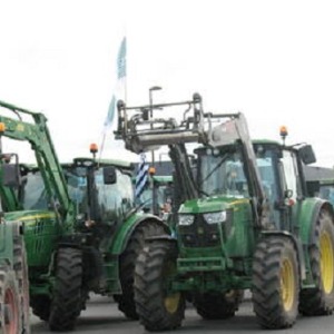 Des centaines de tracteurs convergent vers Paris