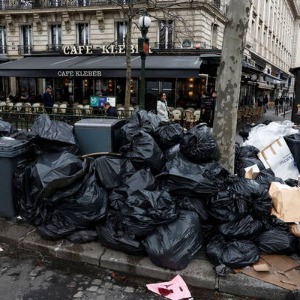 Les déchets s'accumulent, sur les trottoirs de Paris