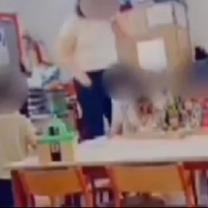 Les images choquantes d'une enseignante qui frappe une enfant de 3 ans, à Paris