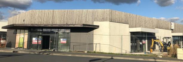 AU BUREAU HAZEBROUCK Des postes de commis de cuisine sont toujours à pourvoir ( nettoyage des légumes , fruits , découpe préparation des entrées plats froids et chauds ...)