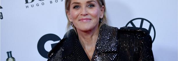 SHARON STONE se fait bloquer d'un site de rencontre. Les utilisateurs pensaient a un fake ..