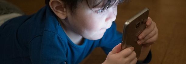 Les troubles du langage plus fréquents chez les enfants qui regardent un écran, le matin