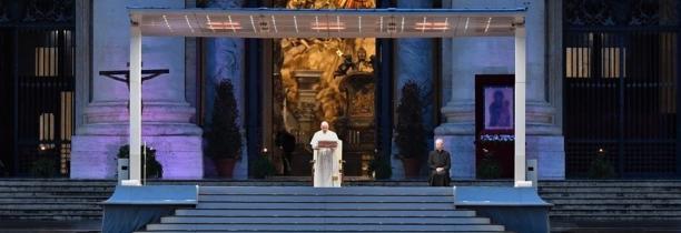 La Pape François célèbre sa messe, seul, sur la place Saint-Pierre (Vatican)