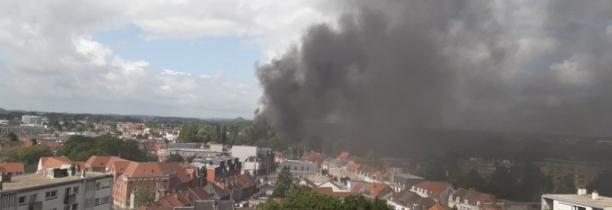 BÉTHUNE : Incendie important entre Auchan et la station essence