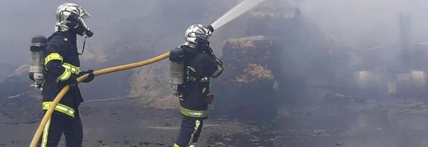 Bourbourg :  2000m2 contenant des engins de travaux publics, stock de pelées et bouteilles de gaz sont menacés par les flammes.