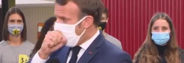 Coronavirus : L'image d'Emmanuel Macron qui s'étouffe avec un masque fait le tour de la toile. [VIDÉO]