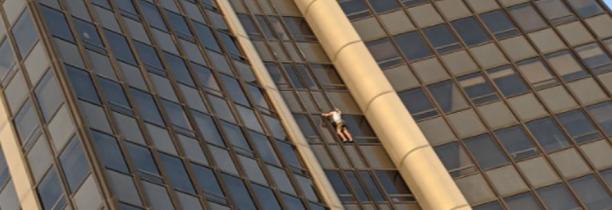 Paris : Un homme escalade la Tour Montparnasse avant d'être interpellé