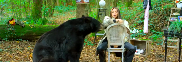 La chanteuse Wejdene tourne avec un ours dans son nouveau clip