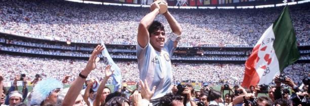 Le cortège, impressionnant, autour du corps de Maradona