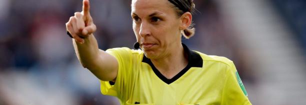 Une femme va arbitrer un match de Ligue des Champions, demain