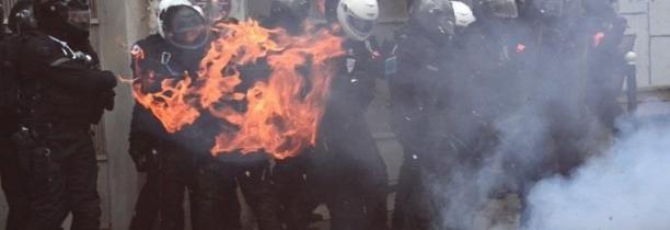 Paris : Plusieurs voitures brûlées, barricades en feu, magasins saccagés.