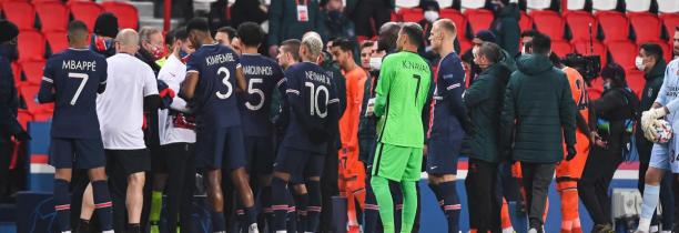 Une inscription "No To Racism" sur les maillots des joueurs et des arbitres pour l'échauffement de PSG - Basaksehir